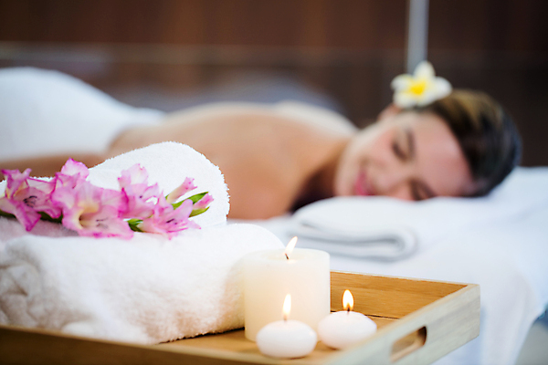 포토 JPG 해외이미지 백인 라이프스타일 여자 꽃 행복 엎드리기 휴식 실내 한명 성인 아웃포커스 수건 눈감음 스파 마사지 성인여자한명만 해외202105 해외포토 서양인 식물 1 감정 컨셉 모션 촬영기법 사람 내부 생활 위생용품 여자한명만 성인여자만 파일형식