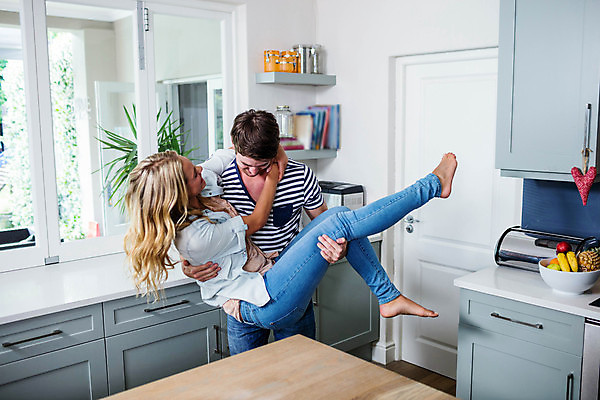 포토 JPG 해외이미지 백인 커플 응시 여자 남자 행복 가정 관계 포옹 청소년 탁자 아파트 주택 함께함 실내 사랑 미소 20대 두명 금발 주방 낭만 잡기 적재 정확 해외202105 해외포토 서양인 헤어스타일 시선 감정 가구 컨셉 안기 모션 표정 사람 청년 내부 건물 파일형식