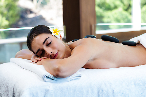 포토 JPG 해외이미지 백인 라이프스타일 여자 꽃 여유 엎드리기 휴식 실내 한명 상반신 20대 성인 수건 스파 마사지 성인여자한명만 해외202105 해외포토 서양인 식물 1 감정 컨셉 모션 사람 청년 내부 생활 위생용품 여자한명만 성인여자만 파일형식