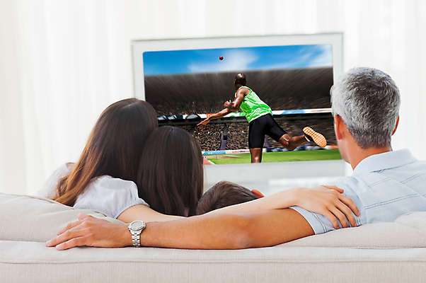 포토 JPG 해외이미지 백인 긴머리 여자 남자 딸 아들 어린이 거실 반바지 가정 가족 청소년 엄마 짧은머리 아파트 주택 갈색머리 함께함 사랑 앉기 소년 20대 성인 사람없음 뒷모습 빨간색 30대 부모 소파 운동 검은색 텔레비전 관찰 휴게실 던지기 탱크톱 즐거움 흰배경 슛 운동가 정확 해외202105 해외포토 서양인 헤어스타일 감정 뷰포인트 컬러 백그라운드 컨셉 상의 의자 바지 관계 모션 건강 사람 청년 건물 장년 전자제품 흰색 파일형식