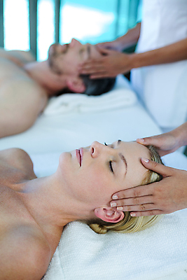 포토 JPG 해외이미지 백인 손 웰빙 커플 여자 남자 휴식 실내 상반신 20대 성인 신체부위 세명 30대 수건 눕기 눈감음 스파 마사지 테라피 안마사 성인만 해외202105 해외포토 서양인 컨셉 관계 모션 사람 청년 내부 장년 위생용품 뷰티 파일형식