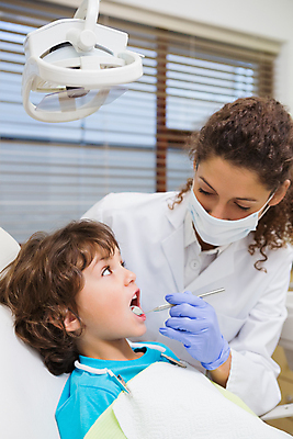 포토 JPG 해외이미지 백인 직업 여자 남자 어린이 청소년 실내 치과 병원 마스크 소년 20대 두명 건강관리 장비 시험 환자 공구 치아 전문직 치과의사 치과용품 약속 수술장갑 위생관리 살균 치위생사 해외202105 해외포토 서양인 교육 장갑 의학 건강 관리 사람 청년 내부 의사 도구 의료용품 소화기관 파일형식