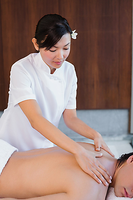 포토 JPG 해외이미지 백인 라이프스타일 웰빙 여자 남자 여유 엎드리기 휴식 실내 서기 상반신 20대 성인 두명 스파 마사지 테라피 안마사 성인만 내려보기 해외202105 해외포토 서양인 감정 컨셉 모션 사람 청년 내부 생활 뷰티 파일형식