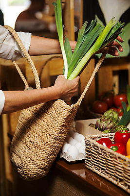 포토 JPG 해외이미지 라이프스타일 음식 조각 채소 가방 과일 건강 서기 사람없음 초록색 쇼핑 상점 도전 신선 잡기 시장 구매 자르기 계산대 레몬 고객 준비 유기농 날것 노력 소매 건강식 슈퍼마켓 내추럴 식료품점 파파야 해외202105 해외포토 웰빙 잡화 컬러 모션 생활 열대과일 파일형식