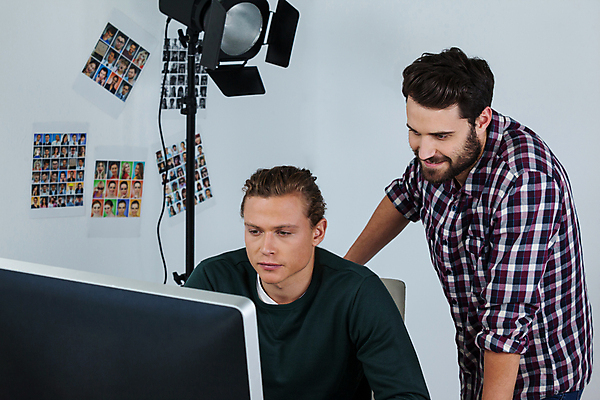 포토 JPG 해외이미지 백인 직업 라이프스타일 남자 행복 비즈니스 청소년 설계 수염 직장 기술 창조 대화 20대 사람없음 캐주얼 컴퓨터 사무실 스크린 사진촬영 활발 가리킴 자신감 선택 토론 사진사 동료 전자 예술가 스포트라이트 보여주기 소통 그래픽디자이너 해외202105 해외포토 서양인 옷 감정 컨셉 회사 관계 모션 말하기 사람 손짓 청년 생활 전자제품 촬영 디자이너 작가 파일형식