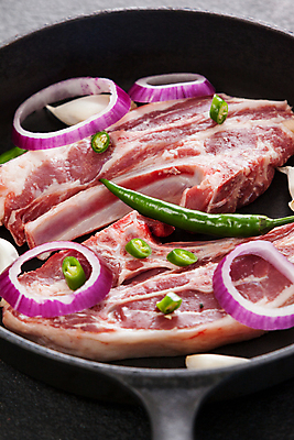 포토 JPG 해외이미지 무료이미지 재료 부분 고추 양파 마늘 육류 요리 사람없음 검은색 소고기 튀김 신선 양념 자르기 허브 준비 유기농 날것 레시피 로즈메리 목판 생식 개조 해외202105 해외포토 식물 웰빙 음식 컬러 채소 식재료 모션 파일형식 무료콘텐츠