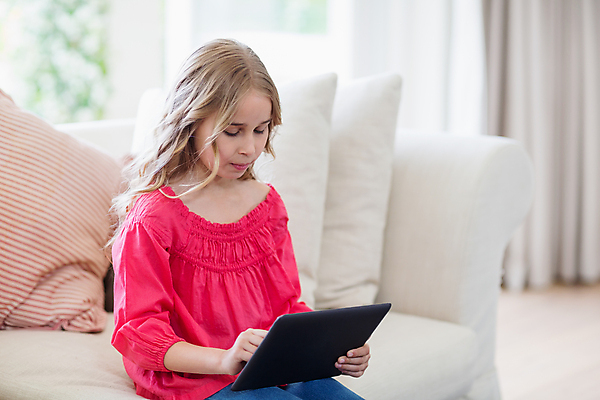 포토 JPG 해외이미지 백인 라이프스타일 여자 어린이 거실 인터넷 통신 가정 무선통신 아파트 주택 함께함 선물 앉기 사람없음 캐주얼 소파 태블릿 금발 독서 웹 놀람 기쁨 터치 축하 연결 결합 집중 흥분 터치스크린 해외202105 해외포토 서양인 헤어스타일 옷 감정 컨셉 의자 모션 표정 사람 건물 생활 전자제품 스마트기기 파일형식
