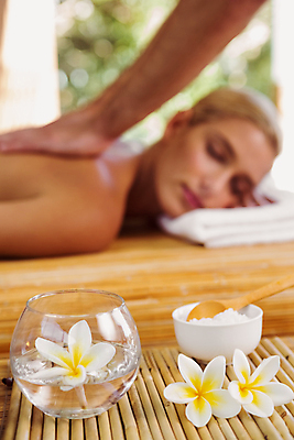 포토 JPG 해외이미지 백인 라이프스타일 손 웰빙 여자 꽃 여유 엎드리기 휴식 실내 한명 상반신 20대 성인 아웃포커스 신체부위 수건 스파 마사지 사발 테라피 안마사 성인여자한명만 해외202105 해외포토 서양인 식물 1 감정 컨셉 모션 촬영기법 사람 청년 내부 생활 위생용품 뷰티 사기그릇 여자한명만 성인여자만 파일형식