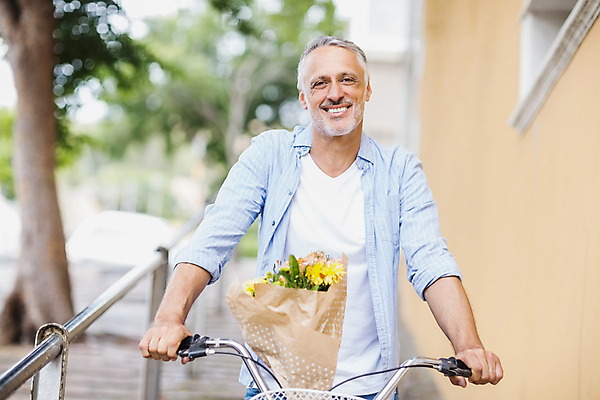 포토 JPG 해외이미지 백인 라이프스타일 응시 남자 꽃 행복 꽃다발 중년 50대 자연 휴가 건강 사람없음 야외 캐주얼 유행 자전거 봄 신선 다발 즐거움 시티라이프 사이클링 스타일 해외202105 해외포토 서양인 식물 시선 옷 계절 감정 사람 성인 생활 바이크 육상스포츠 생태계 파일형식