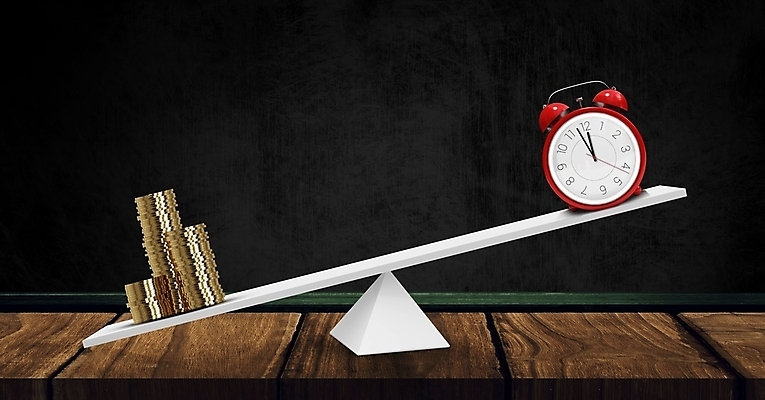 포토 JPG 해외이미지 스튜디오촬영 모양 시계 컨셉 탁자 아이디어 사람없음 목재 그래픽 쌓기 디지털 동전 검은색 자명종 시간 재산 황금 널 자르기 책상 흰배경 눈금 해외202105 해외포토 나무 컬러 가구 백그라운드 돈 재료 모션 실내 금융 알람 흰색 파일형식