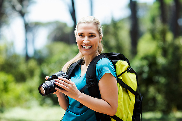 포토 JPG 해외이미지 나무 백인 라이프스타일 공원 여자 행복 40대 중년 포즈 배낭 자국 자연 건강 미소 풍경 잔디 초원 사람없음 야외 초록색 금발 걷기 카메라 환경 하이킹 장비 탐험 도전 시골 모험가 해외202105 해외포토 서양인 식물 헤어스타일 공공시설 감정 컬러 가방 모션 레저 표정 사람 성인 생활 전자제품 생태계 파일형식