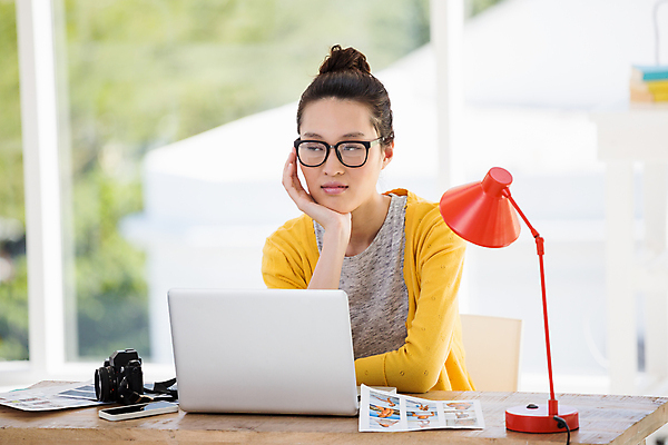 포토 JPG 해외이미지 라이프스타일 남자 안경 창문 청소년 탁자 직장 20대 청년 노트북 컴퓨터 사무실 유행 카메라 공책 중국 터치 램프 찡그림 시원함 엉덩이 무선전화기 책상 턱 심각 스타일 힙스터 해외202105 해외포토 잡화 패션 아시아 가구 컨셉 회사 비즈니스 문구용품 조명 표정 사람 성인 생활 신체부위 전자제품 전화기 파일형식