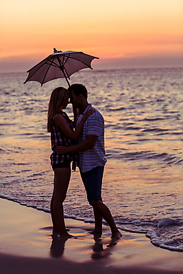 포토 JPG 해외이미지 라이프스타일 커플 포즈 관계 포옹 휴가 함께함 따뜻함 사랑 야외 캐주얼 세명 햇빛 일몰 우정 낭만 자유 양산 도피 무료 해외202105 해외포토 옷 감정 컨셉 안기 사람 생활 친구 태양 노을 파일형식