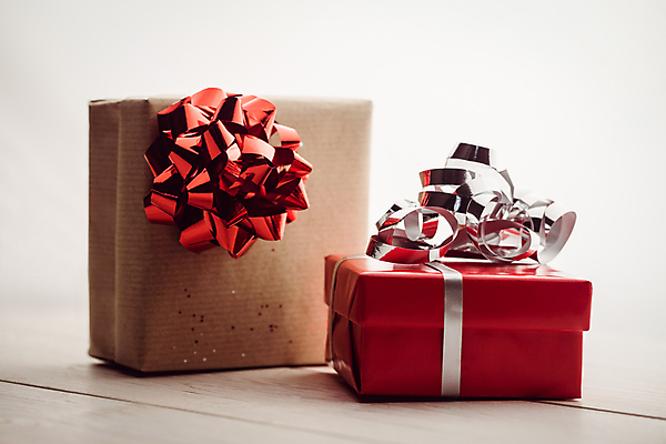 포토 JPG 해외이미지 무료이미지 디자인 리본 크리스마스 겨울 휴가 선물 사람없음 목재 빨간색 상자 축제 놀람 덮개 축하 우아함 은색 주기 획득 마디 파케트 해외202105 해외포토 나무 계절 기념일 감정 컬러 컨셉 재료 모션 표정 뚜껑 파일형식