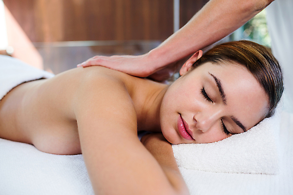 포토 JPG 해외이미지 백인 라이프스타일 손 여자 행복 엎드리기 휴식 실내 한명 미소 상반신 성인 신체부위 30대 스파 마사지 안마사 성인여자한명만 해외202105 해외포토 서양인 1 감정 컨셉 모션 표정 사람 내부 생활 장년 여자한명만 성인여자만 파일형식