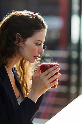 포토 JPG 해외이미지 백인 직업 라이프스타일 여자 행복 커피 음료 의자 회사 비즈니스 사업가 통신 탁자 무선통신 설계 직장 함께함 사람 앉기 성인 30대 스마트폰 핸드폰 컴퓨터 태블릿 사무실 스크린 터치 마시기 작업 비즈니스우먼 계획 연결 커피잔 책상 상쾌 전자 경영 따뜻한음료 터치스크린 해외202105 해외포토 서양인 감정 가구 컨셉 모션 잔 생활 장년 전자제품 스마트기기 직장인 파일형식