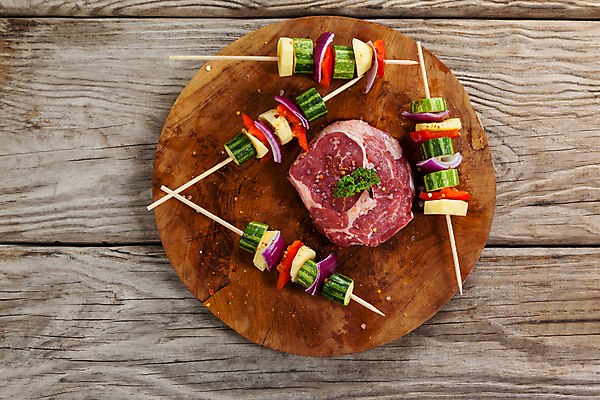 포토 JPG 해외이미지 토마토 채소 재료 부분 양파 오이 육류 요리 사람없음 빨간색 초록색 소고기 신선 고명 양념 막대기 꼬치 그릴 자르기 굽기 레몬 허브 준비 유기농 날것 레시피 목판 생식 맛있는 해외202105 해외포토 식물 웰빙 컬러 과일 식재료 모션 주방용품 구이 파일형식