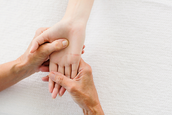 포토 JPG 해외이미지 손 실내 신체부위 잡기 흰배경 위로 치료사 심리치료 심리상담 해외202105 해외포토 직업 백그라운드 모션 사람 내부 치료 흰색 상담 심리 파일형식