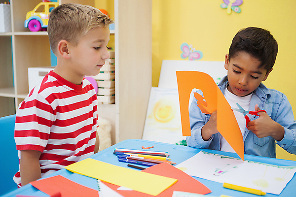 포토 JPG 해외이미지 백인 교육 남자 종이 어린이 교실 탁자 함께함 실내 미술 앉기 소년 두명 학습 유치원 자르기 집중 책상 그림 크레파스 페이지 개발 배려 접기 혼혈 해외202105 해외포토 서양인 가구 컨셉 학교 모션 문화예술 학용품 사람 내부 다문화 파일형식