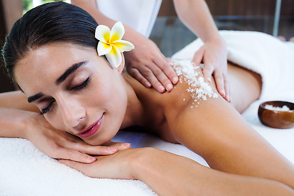 포토 JPG 해외이미지 백인 라이프스타일 손 여자 꽃 여유 엎드리기 휴식 실내 상반신 20대 성인 두명 신체부위 수건 스파 마사지 사발 안마사 성인여자만 입욕소금 해외202105 해외포토 서양인 식물 감정 컨셉 모션 사람 청년 내부 생활 위생용품 미용용품 사기그릇 소금 여자만 성인만 파일형식