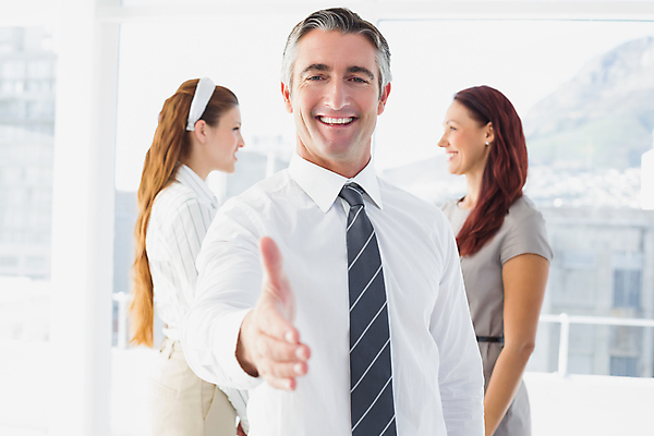 포토 JPG 해외이미지 백인 손 응시 여자 남자 행복 40대 중년 청소년 실내 정장 성인 세명 30대 인사 직장인 비즈니스맨 비즈니스우먼 동료 직원 경영자 떨림 해외202105 해외포토 서양인 직업 시선 옷 감정 비즈니스 관계 모션 사람 내부 신체부위 장년 예절 리더 파일형식