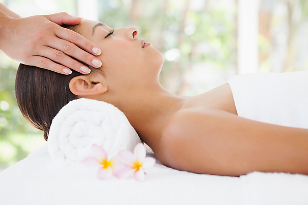 포토 JPG 해외이미지 라이프스타일 손 여자 행복 휴식 갈색머리 실내 한명 상반신 20대 성인 신체부위 눕기 스파 마사지 마사지사 성인여자한명만 해외202105 해외포토 직업 1 헤어스타일 감정 컨셉 모션 사람 청년 내부 생활 여자한명만 성인여자만 파일형식