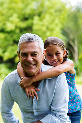 포토 JPG 해외이미지 백인 라이프스타일 응시 여자 할아버지 남자 행복 어린이 가족 관계 하늘 함께함 사랑 서기 미소 웃음 취미 야외 두명 여름 노후 금발 목말 60대 결합 은퇴 업기 적재 해외202105 해외포토 서양인 헤어스타일 시선 계절 노년 감정 컨셉 모션 표정 사람 생활 파일형식