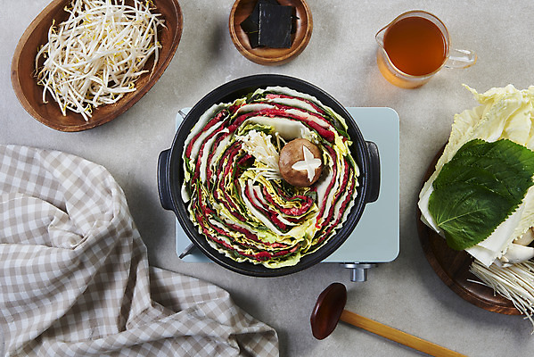 포토 JPG 스튜디오촬영 음식 식재료 회색배경 실내 요리 사람없음 하이앵글 버섯 천 버너 배추 국자 뚝배기 담기 깻잎 샤브샤브 육수 다시마 숙주나물 플랫레이 밀푀유나베 국내포토 뷰포인트 백그라운드 채소 모션 주방용품 내부 회색 직물 해조류 플랫 나물 나베 파일형식