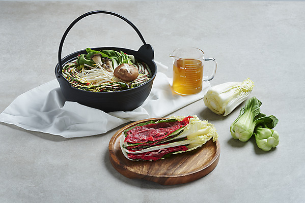 포토 JPG 스튜디오촬영 음식 식재료 회색배경 실내 요리 사람없음 버섯 소고기 천 배추 뚝배기 담기 비커 청경채 샤브샤브 육수 나무쟁반 밀푀유나베 국내포토 백그라운드 채소 모션 쟁반 실험기구 육류 내부 목재 회색 직물 나베 파일형식