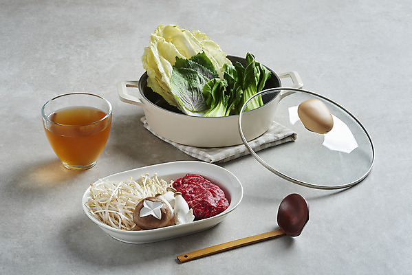 포토 JPG 스튜디오촬영 접시 음식 식재료 회색배경 실내 요리 사람없음 컵 버섯 소고기 뚜껑 냄비 배추 국자 깻잎 청경채 샤브샤브 육수 숙주나물 국내포토 식기 백그라운드 채소 주방용품 육류 내부 회색 솥 나물 파일형식