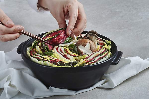 포토 JPG 스튜디오촬영 손 음식 식재료 젓가락 회색배경 실내 요리 들기 신체부위 버섯 천 뚝배기 담기 샤브샤브 젓가락질 밀푀유나베 국내포토 백그라운드 모션 수저 사람 손짓 내부 회색 직물 나베 파일형식