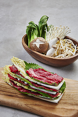 포토 JPG 스튜디오촬영 음식 식재료 회색배경 실내 요리 사람없음 쌓기 버섯 소고기 배추 깻잎 청경채 샤브샤브 나무그릇 나무도마 숙주나물 밀푀유나베 국내포토 그릇 백그라운드 채소 모션 도마 육류 내부 목재 회색 나물 나베 파일형식