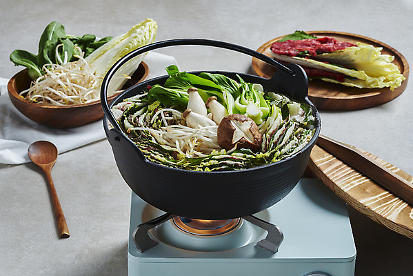 포토 JPG 스튜디오촬영 음식 식재료 회색배경 실내 요리 사람없음 버섯 소고기 뚜껑 버너 배추 뚝배기 담기 청경채 나무숟가락 샤브샤브 나무그릇 숙주나물 밀푀유나베 국내포토 그릇 백그라운드 채소 모션 육류 내부 목재 숟가락 회색 나물 나베 파일형식