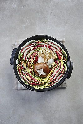 포토 JPG 스튜디오촬영 음식 식재료 회색배경 실내 요리 사람없음 하이앵글 버섯 식탁보 뚝배기 담기 샤브샤브 밀푀유나베 국내포토 뷰포인트 백그라운드 모션 내부 회색 나베 파일형식