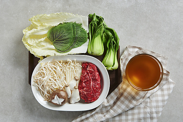 포토 JPG 스튜디오촬영 그릇 음식 식재료 회색배경 실내 요리 사람없음 컵 하이앵글 버섯 소고기 식탁보 배추 깻잎 청경채 샤브샤브 육수 밀푀유나베 국내포토 식기 뷰포인트 백그라운드 채소 육류 내부 회색 나베 파일형식