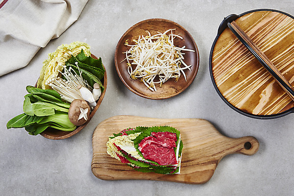 포토 JPG 스튜디오촬영 식재료 회색배경 실내 요리 사람없음 하이앵글 쌓기 버섯 소고기 뚜껑 천 배추 뚝배기 깻잎 청경채 샤브샤브 나무그릇 나무도마 숙주나물 밀푀유나베 국내포토 그릇 음식 뷰포인트 백그라운드 채소 모션 도마 육류 내부 목재 회색 직물 나물 나베 파일형식