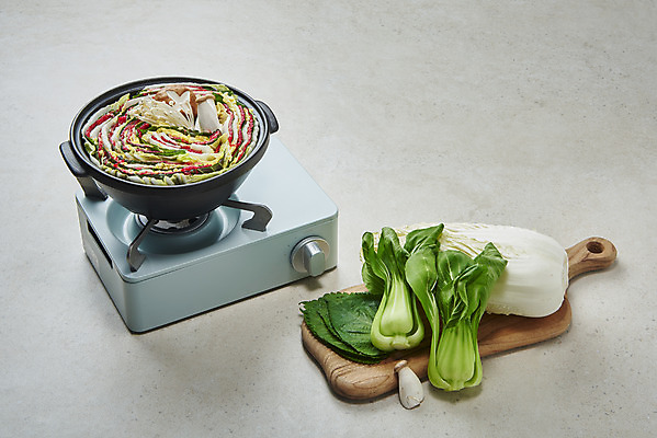 포토 JPG 스튜디오촬영 음식 식재료 회색배경 실내 요리 사람없음 버섯 버너 배추 뚝배기 담기 깻잎 청경채 샤브샤브 나무도마 밀푀유나베 국내포토 백그라운드 채소 모션 도마 내부 목재 회색 나베 파일형식