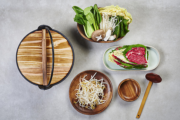 포토 JPG 스튜디오촬영 그릇 식재료 회색배경 실내 요리 사람없음 하이앵글 버섯 소고기 뚜껑 국자 뚝배기 깻잎 청경채 샤브샤브 나무그릇 숙주나물 밀푀유나베 국내포토 식기 음식 뷰포인트 백그라운드 채소 주방용품 육류 내부 목재 회색 나물 나베 파일형식