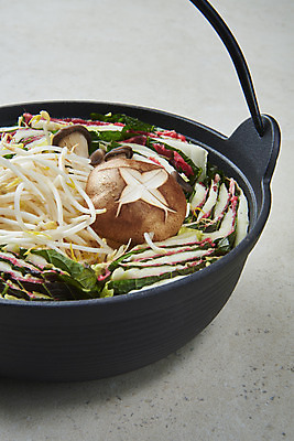 포토 JPG 스튜디오촬영 음식 식재료 회색배경 실내 요리 사람없음 버섯 담기 샤브샤브 숙주나물 전골냄비 밀푀유나베 국내포토 백그라운드 모션 내부 회색 냄비 나물 나베 파일형식