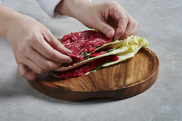 포토 JPG 스튜디오촬영 손 음식 식재료 회색배경 실내 요리 신체부위 쌓기 소고기 배추 만들기 샤브샤브 나무받침 밀푀유나베 국내포토 백그라운드 채소 모션 육류 사람 내부 목재 회색 받침대 나베 파일형식