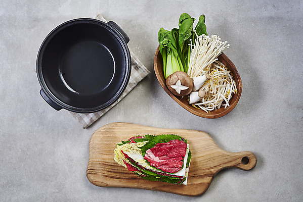 포토 JPG 스튜디오촬영 식재료 회색배경 실내 요리 사람없음 하이앵글 버섯 소고기 식탁보 뚝배기 깻잎 청경채 샤브샤브 나무그릇 나무도마 숙주나물 밀푀유나베 국내포토 그릇 음식 뷰포인트 백그라운드 채소 도마 육류 내부 목재 회색 나물 나베 파일형식