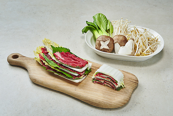 포토 JPG 스튜디오촬영 그릇 음식 식재료 회색배경 실내 요리 사람없음 쌓기 버섯 소고기 배추 깻잎 청경채 샤브샤브 나무도마 숙주나물 밀푀유나베 국내포토 식기 백그라운드 채소 모션 도마 육류 내부 목재 회색 나물 나베 파일형식