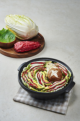 포토 JPG 스튜디오촬영 음식 식재료 회색배경 실내 요리 사람없음 버섯 소고기 식탁보 배추 뚝배기 담기 깻잎 샤브샤브 나무받침 밀푀유나베 국내포토 백그라운드 채소 모션 육류 내부 목재 회색 받침대 나베 파일형식