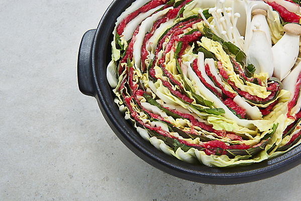 포토 JPG 스튜디오촬영 음식 식재료 회색배경 실내 요리 사람없음 버섯 뚝배기 담기 샤브샤브 밀푀유나베 국내포토 백그라운드 모션 내부 회색 나베 파일형식