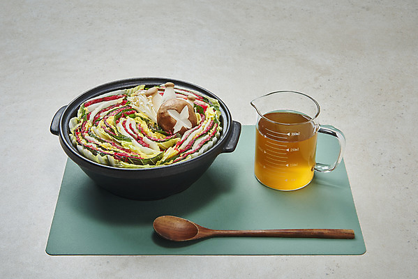 포토 JPG 스튜디오촬영 음식 식재료 회색배경 실내 요리 사람없음 버섯 뚝배기 담기 나무숟가락 샤브샤브 육수 계량컵 밀푀유나베 국내포토 백그라운드 모션 내부 컵 숟가락 회색 계량 나베 파일형식