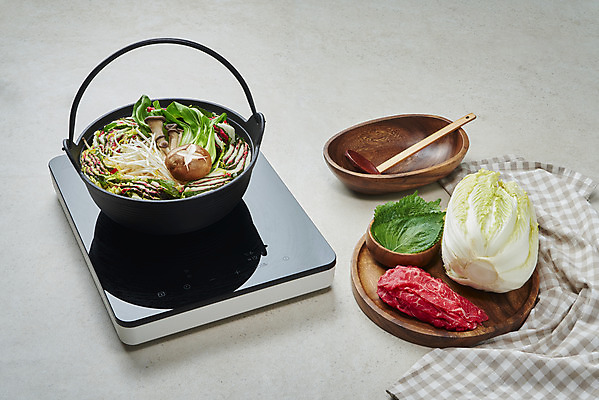 포토 JPG 스튜디오촬영 음식 식재료 회색배경 실내 요리 사람없음 버섯 소고기 식탁보 배추 국자 뚝배기 담기 깻잎 샤브샤브 나무그릇 나무받침 전기렌지 밀푀유나베 국내포토 그릇 백그라운드 채소 모션 주방용품 육류 내부 목재 회색 받침대 나베 파일형식