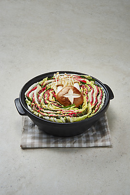 포토 JPG 스튜디오촬영 음식 식재료 회색배경 실내 요리 사람없음 버섯 식탁보 뚝배기 담기 샤브샤브 밀푀유나베 국내포토 백그라운드 모션 내부 회색 나베 파일형식