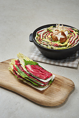 포토 JPG 스튜디오촬영 음식 식재료 회색배경 실내 요리 사람없음 쌓기 버섯 소고기 식탁보 배추 뚝배기 담기 깻잎 샤브샤브 나무도마 밀푀유나베 국내포토 백그라운드 채소 모션 도마 육류 내부 목재 회색 나베 파일형식