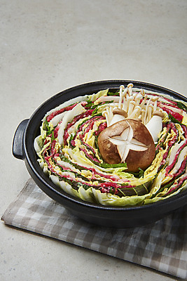 포토 JPG 스튜디오촬영 음식 식재료 회색배경 실내 요리 사람없음 버섯 식탁보 뚝배기 담기 샤브샤브 밀푀유나베 국내포토 백그라운드 모션 내부 회색 나베 파일형식