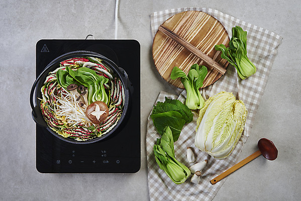 포토 JPG 스튜디오촬영 음식 식재료 회색배경 실내 요리 사람없음 버섯 소고기 뚜껑 식탁보 배추 국자 담기 깻잎 청경채 샤브샤브 전골냄비 전기렌지 밀푀유나베 국내포토 백그라운드 채소 모션 주방용품 육류 내부 회색 냄비 나베 파일형식